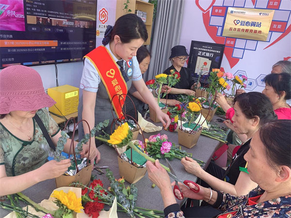 信爱心翼站开展母亲节公益服务mg不朽情缘游戏网站重庆电(图2)